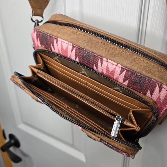 NWOT Wrangler Southwestern Pink Navajo Print Crossbody Purse Wallet Compartmen - Picture 7 of 9